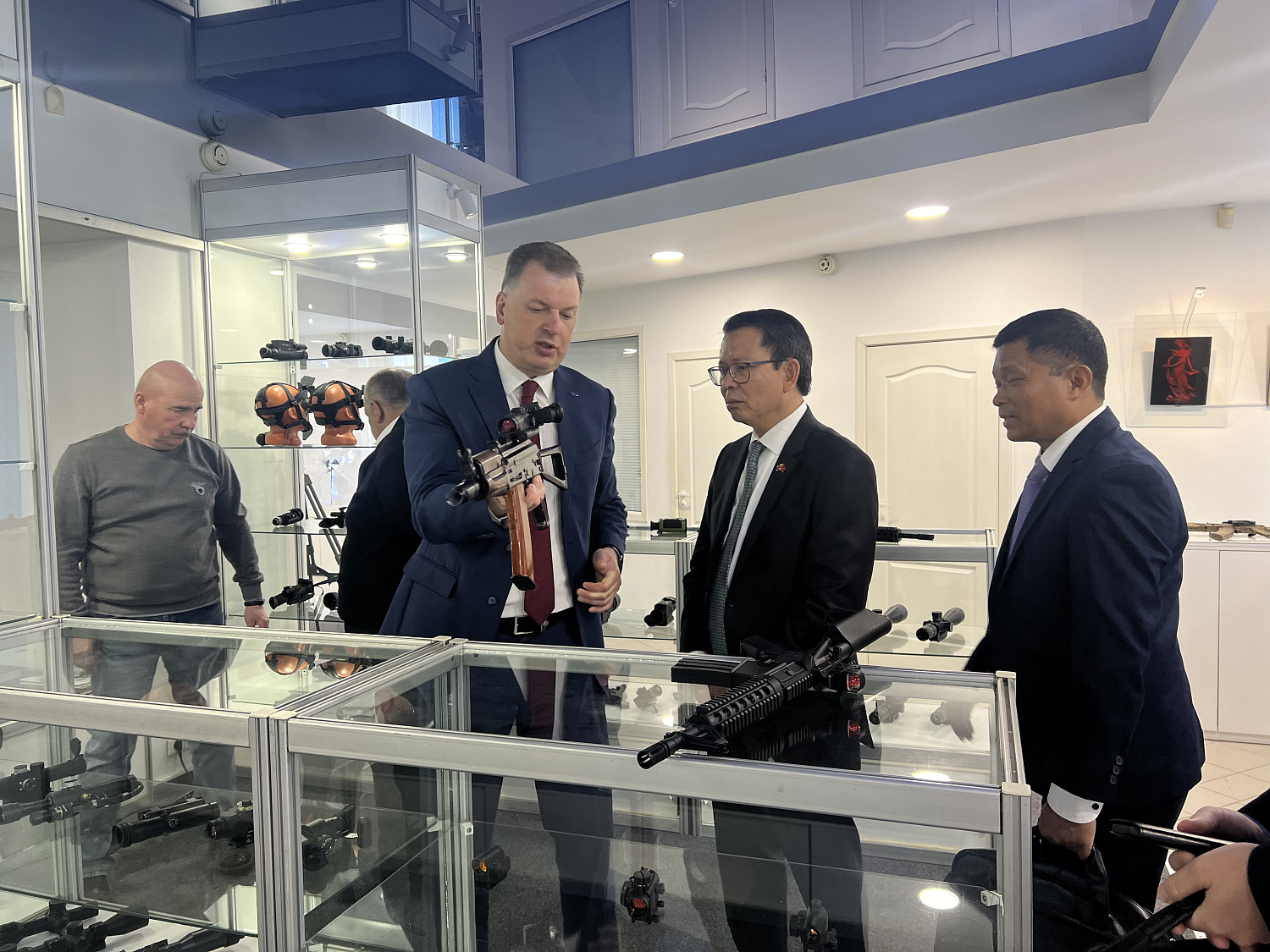 Посольство Социалистической Республики Вьетнам посетило музей ОАО «ММЗ имени С.И. Вавилова - управляющая компания холдинга «БелОМО»