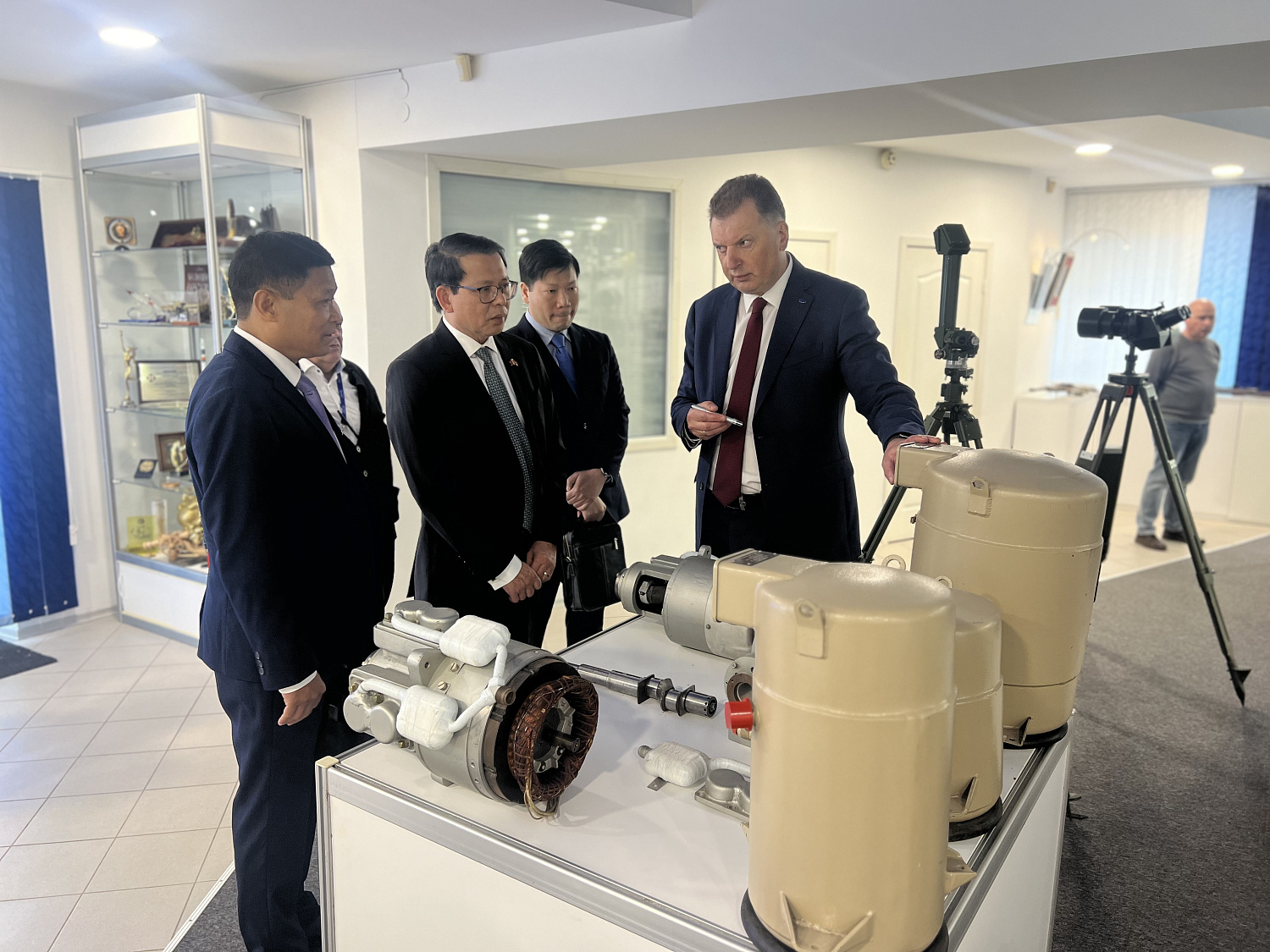 Посольство Социалистической Республики Вьетнам посетило музей ОАО «ММЗ имени С.И. Вавилова - управляющая компания холдинга «БелОМО»