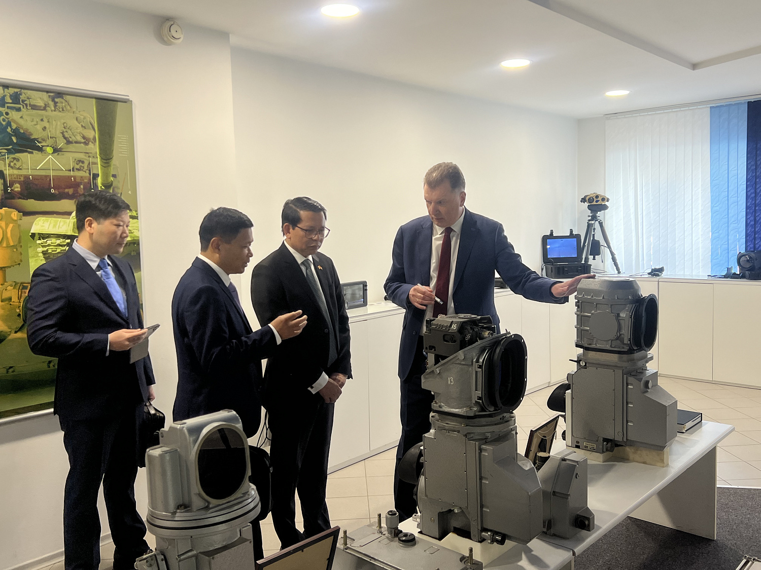 Посольство Социалистической Республики Вьетнам посетило музей ОАО «ММЗ имени С.И. Вавилова - управляющая компания холдинга «БелОМО»